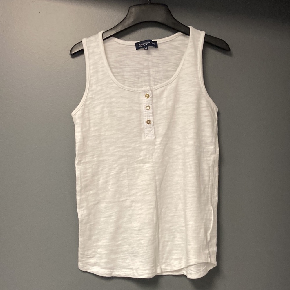 💛TODAY***$10***Signature Jones New York white tank with gold-toned butto